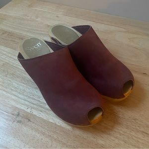 Burgundy Peep Toe Sven Suede clogs Sandals, size 7 37